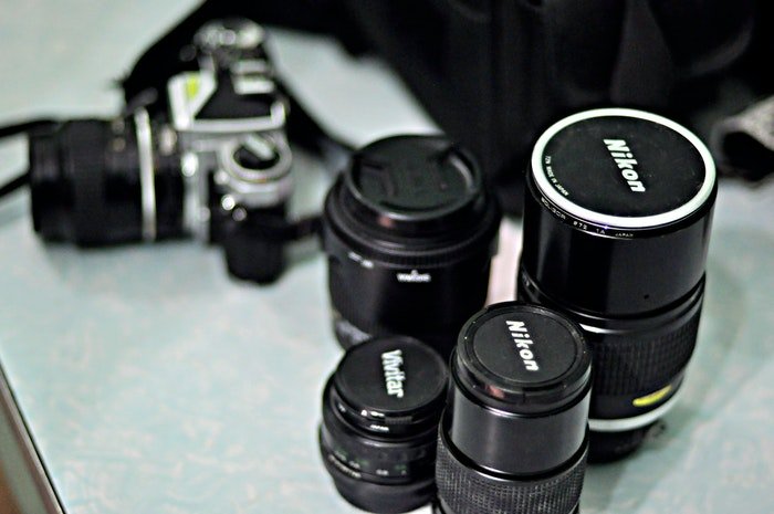 Четыре объектива Canon рядом с камерой