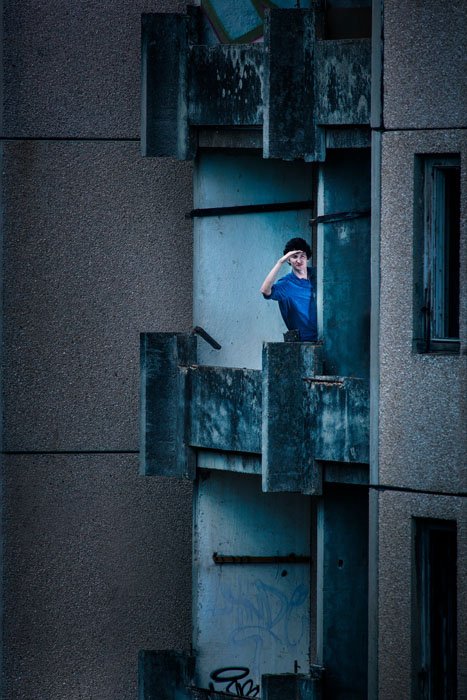 Человек стоит на балконе квартиры