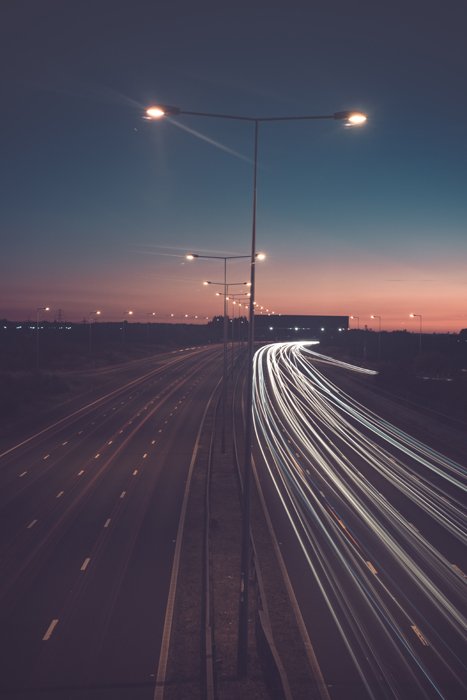 iphone фотосъемка с длинной выдержкой на дороге со световыми дорожками