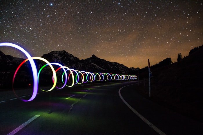 iPhone изображение светового рисунка на ночной дороге