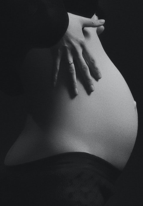 Фотография живота беременной женщины крупным планом