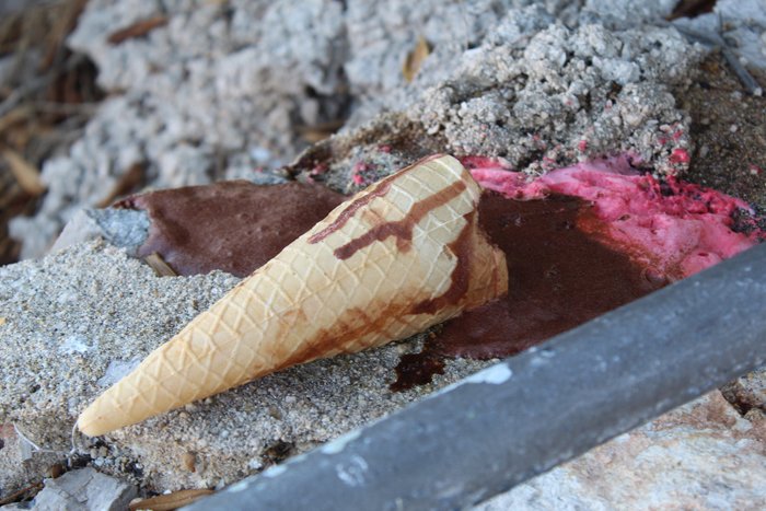 Упавший тающий рожок мороженого