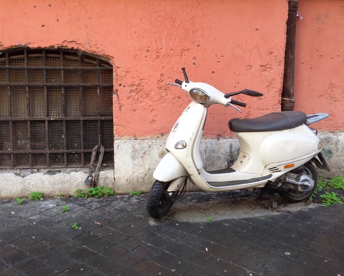 мотоцикл Vespa на углу улицы в Риме