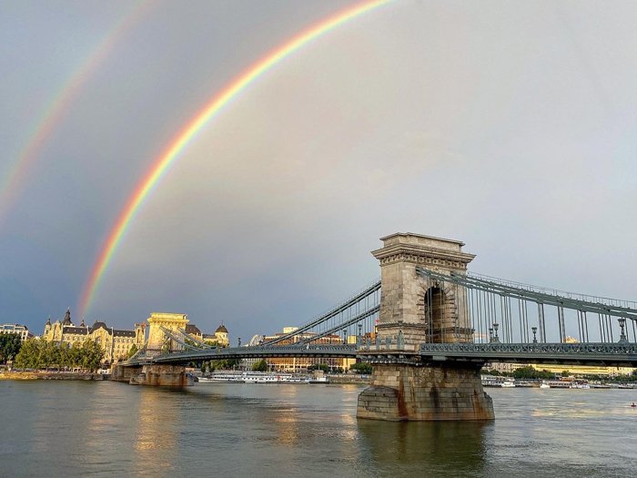 Двойная радуга над мостом в Будапеште