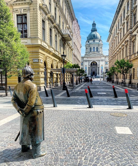 Бронзовая статуя на улице перед базиликой Святого Стефана в Будапеште