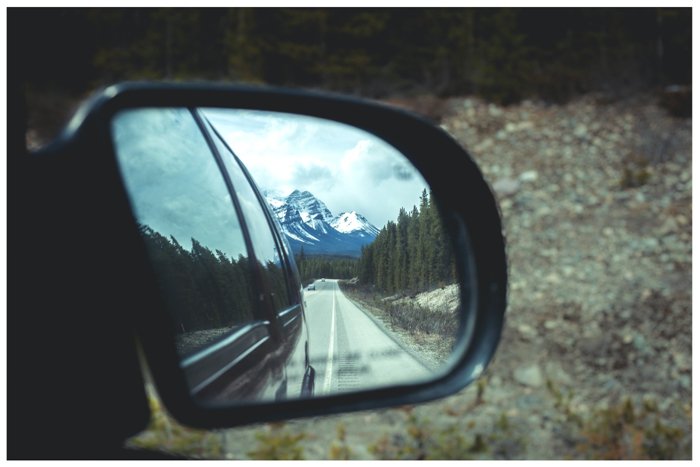 фото горы, отраженной в зеркале автомобиля