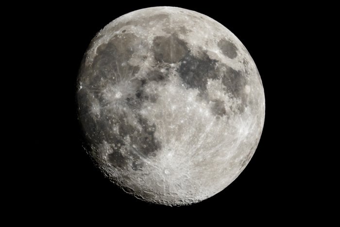 Луна крупным планом показывает детали лунной поверхности.