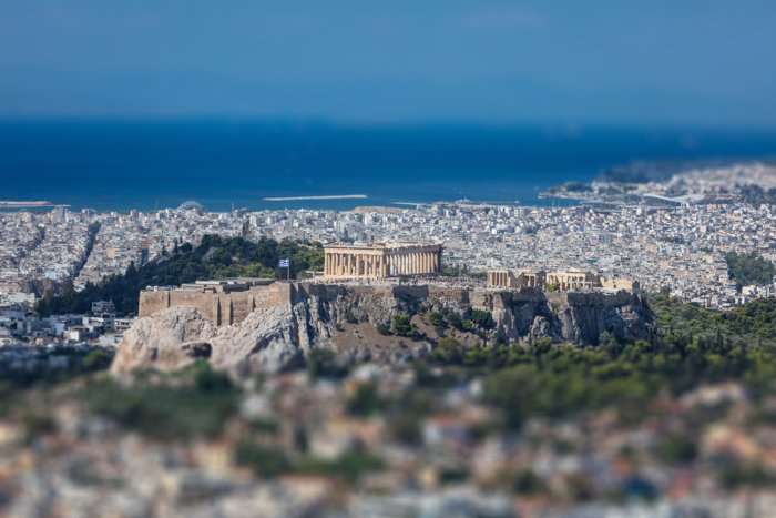 Панорамный вид с воздуха на Акрополь города Афины в Греции, наклонный сдвиг, вид с холма Ликабеттус