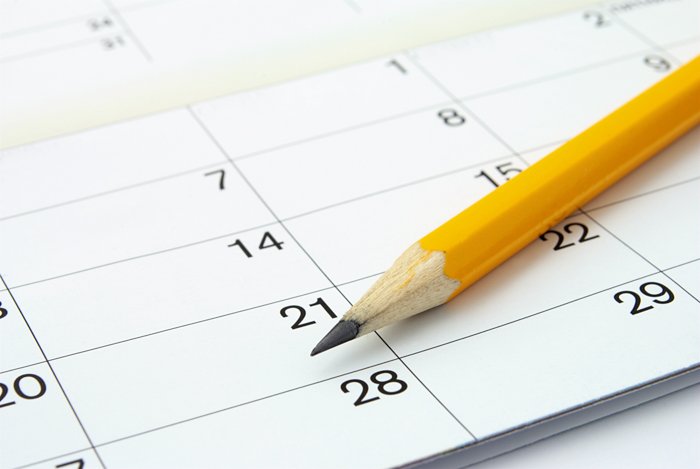 календарь с датами и желтым заточенным карандашом