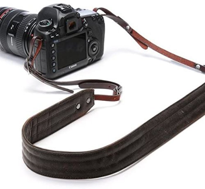 DSLR камера с кожаным шейным ремнем