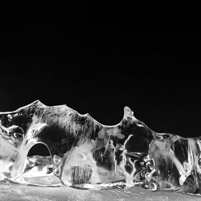 Черно-белая фотография замерзшей воды и пузырьков воздуха. 