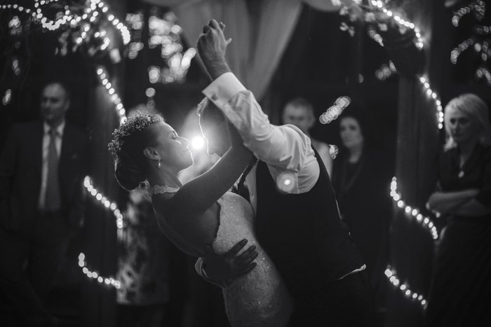 Черно-белое изображение свадебного танца красивых молодых молодоженов