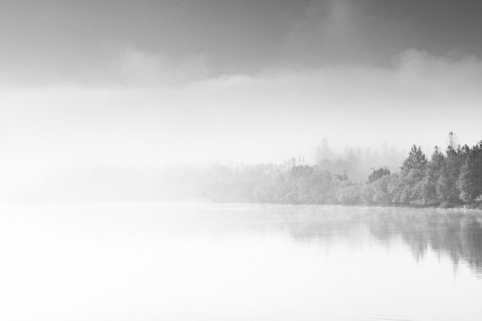Абстрактное современное искусство, туман над озером в черно-белых тонах