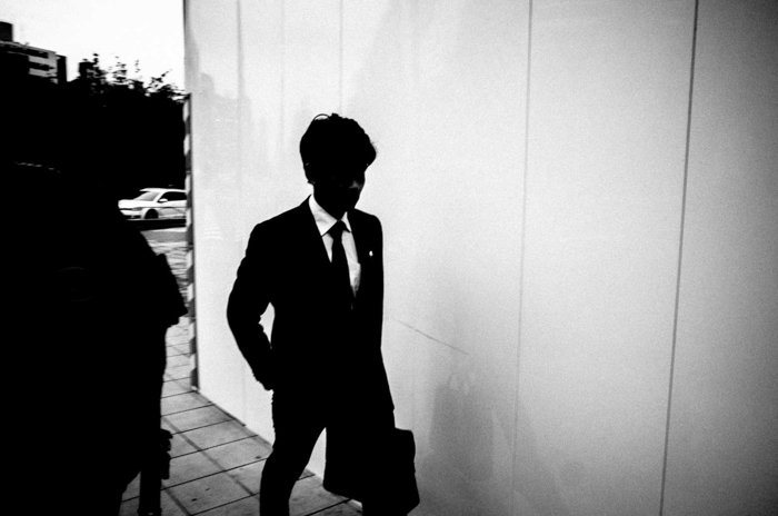 Черно-белое изображение мужчины, отредактированное с помощью Eric Kim Пресеты Lightroom