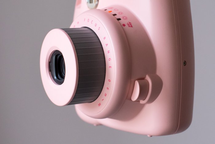 изображение объектива от розового fujifilm instax mini 8