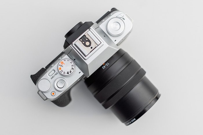 Изображение беззеркальных камер Fujifilm X-T200 сверху