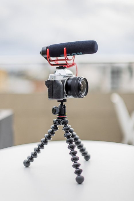 Изображение набора для влоггинга Fujifilm X-T200 со штативом и микрофоном