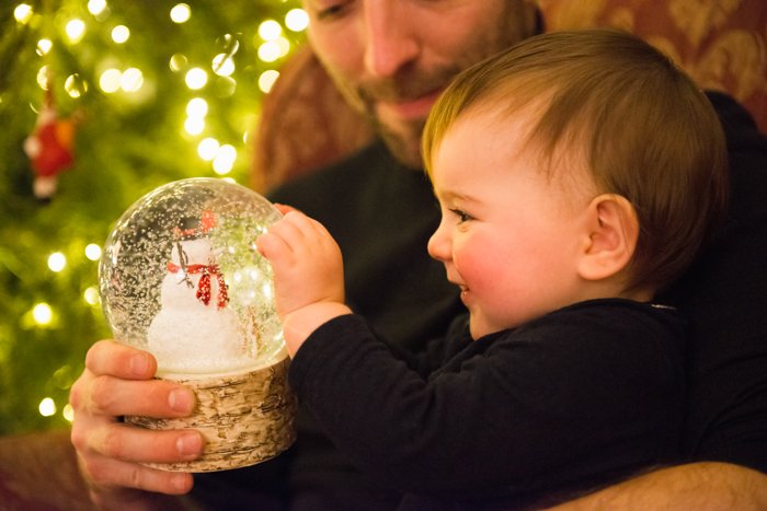 Милая рождественская фотография отца и ребенка перед рождественской елкой