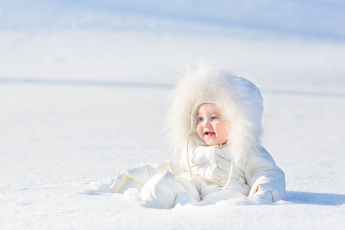 Милое рождественское фото малыша в снегу