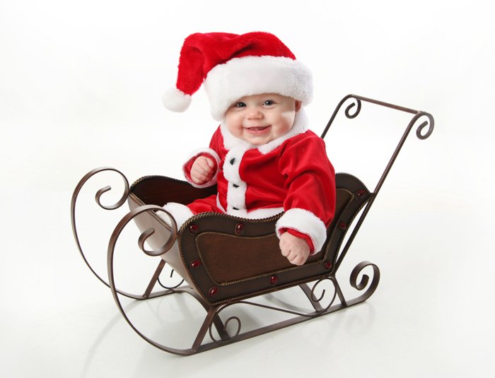 Сладкое рождественское фото малыша в костюме Санта Клауса