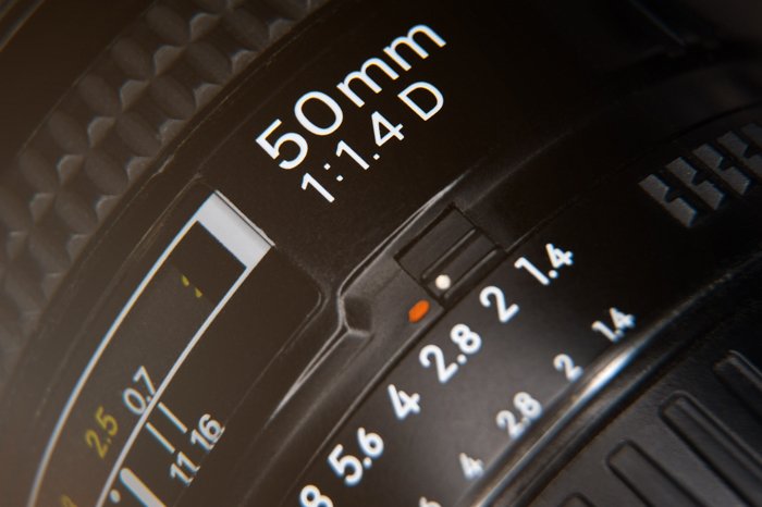 изображение фокусировочного кольца объектива 50-мм камеры крупным планом