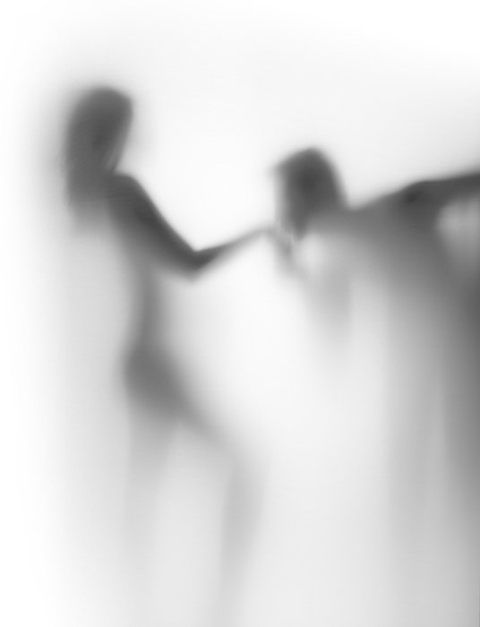Художественная фотография помолвки черно-белый силуэт мужчины, целующего руку женщины