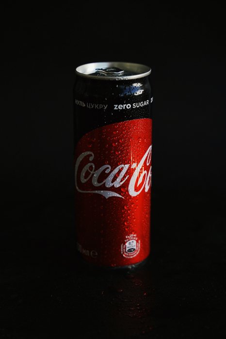 товарная фотография банки кока-колы CocaCola на черном студийном фоне