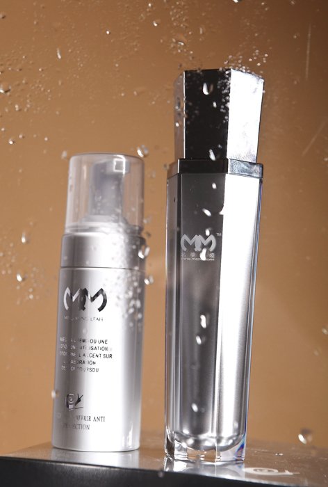Изображение фотографии продукта двух косметических средств с капельками воды