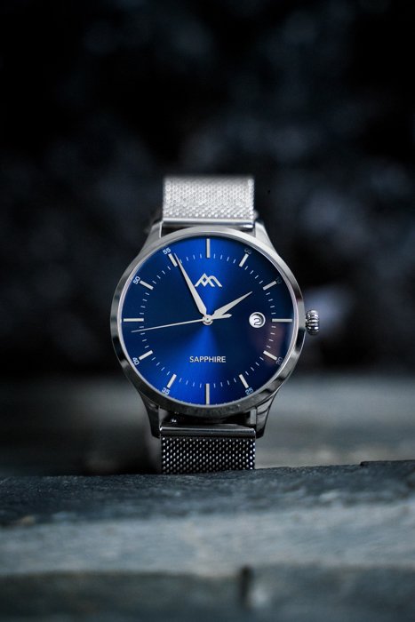Изображение фотографии товара дорогих серебряных часов с синим циферблатом