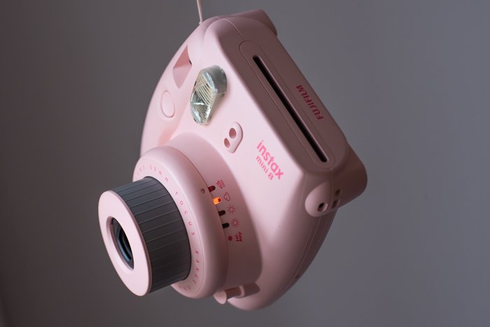 верхний снимок светомера на розовом фотоаппарате fujifilm instax mini 8