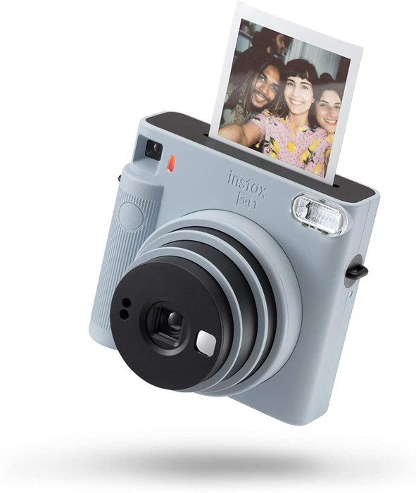 изображение серого фотоаппарата Instax mini 8 с моментальной фотографией, выходящей сверху