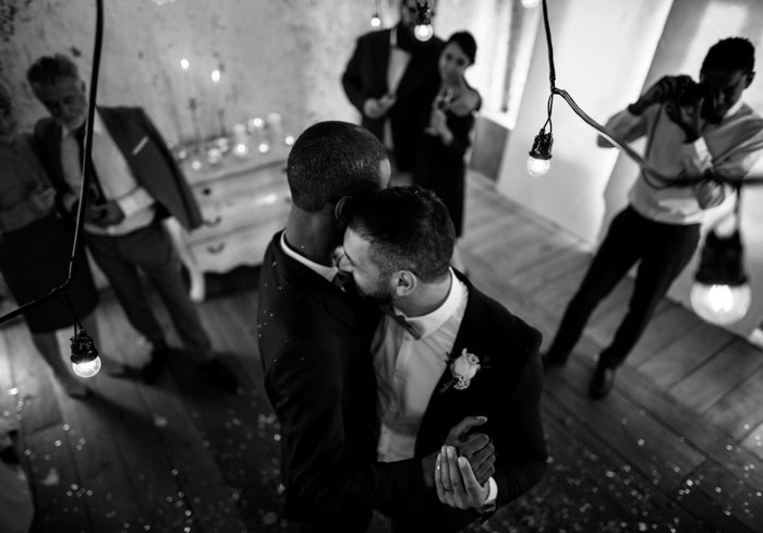 черно-белая свадебная фотография танцующей пары