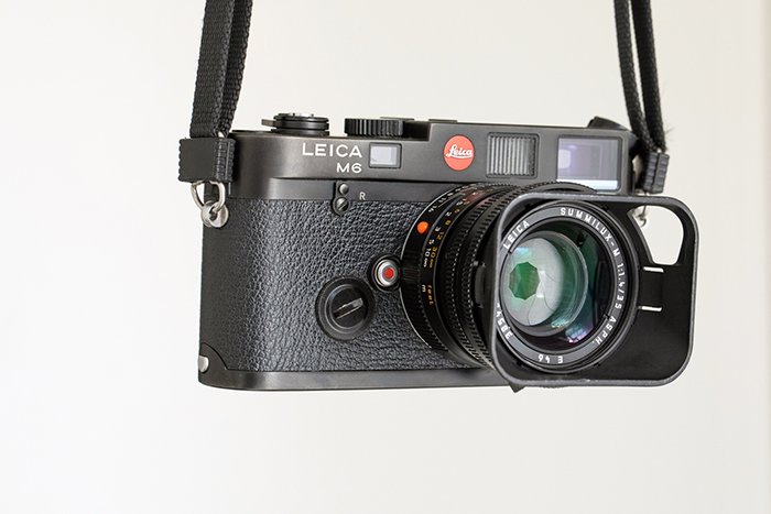Фотография Leica M6 с ремешком
