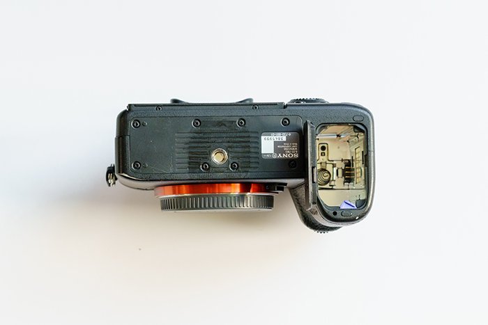 Изображение батарейного отсека камеры Sony A7 III