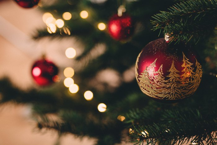 Рождественские украшения и огни на елке
