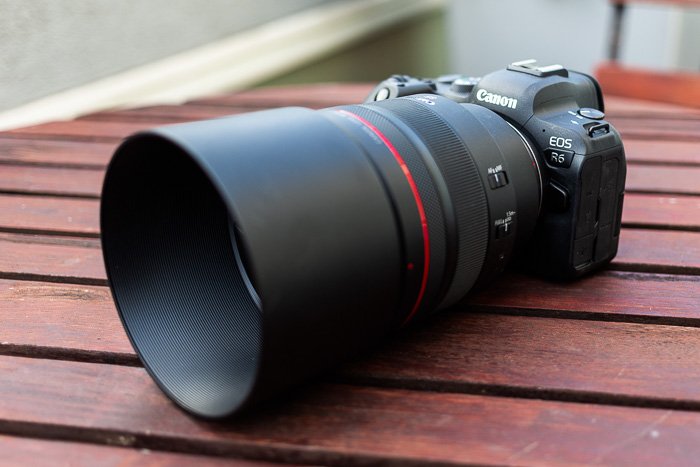 Изображение объектива Canon RF 85mm f/1.2L USM с блендой, установленного на Canon R6
