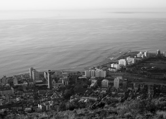 Черно-белая аэрофотосъемка приморского города