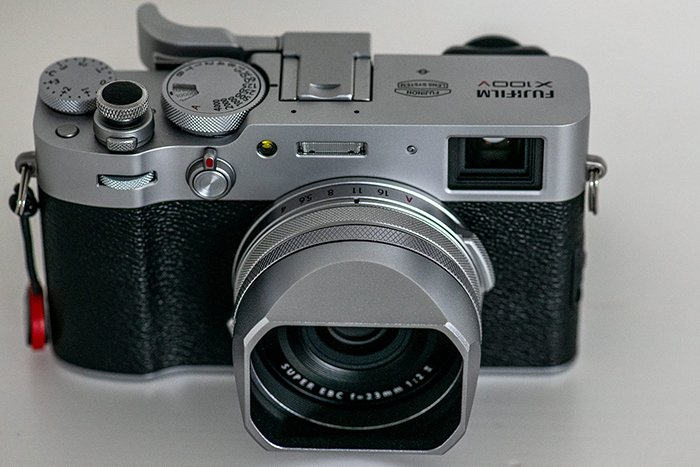 Изображение беззеркальной камеры Fuji X100V