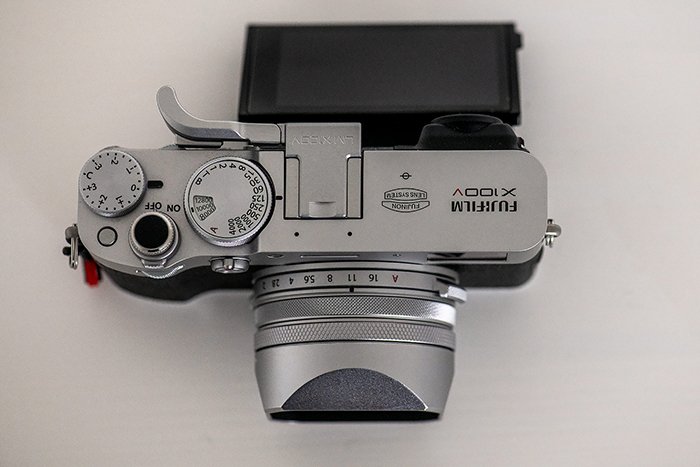 Изображение корпуса камеры Fujifilm X100V сверху. 