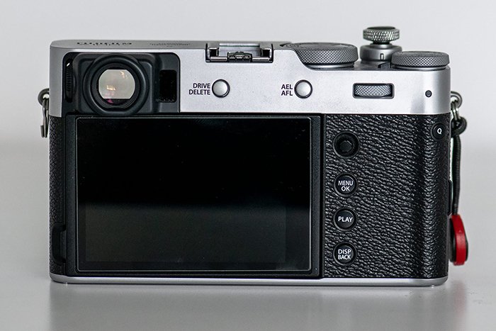 Изображение задней стороны и ЖК-дисплея беззеркальной камеры Fuji X100V