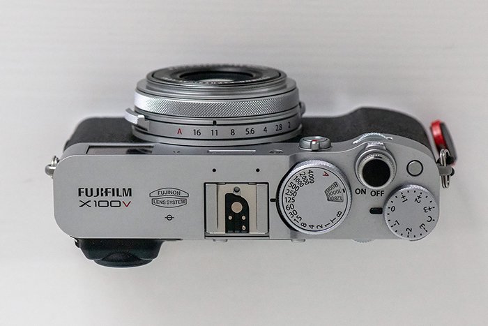 Изображение кнопок и циферблатов беззеркальной камеры Fujifilm X100V.