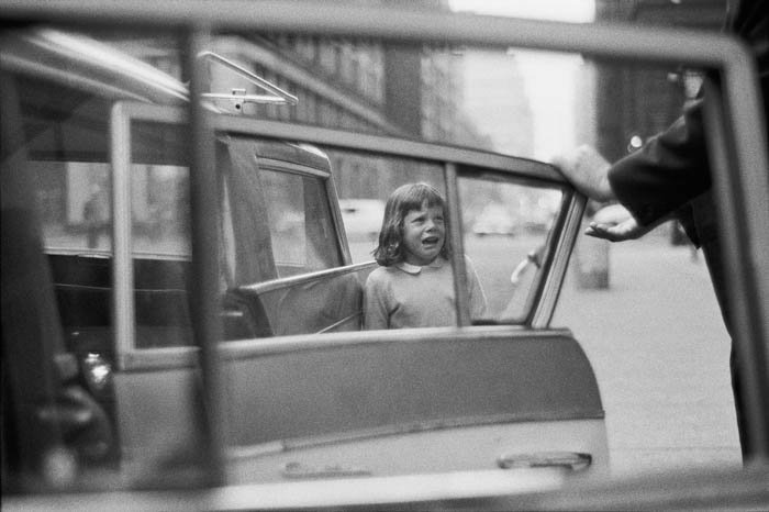 Джоэл Мейеровиц уличная фотография плачущего ребенка и такси