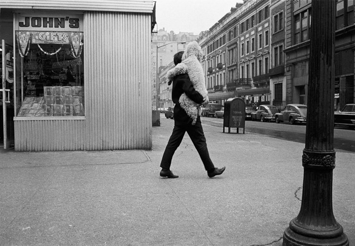 Мужчина, несущий игрушку на черно-белой фотографии Джоэла Мейеровица