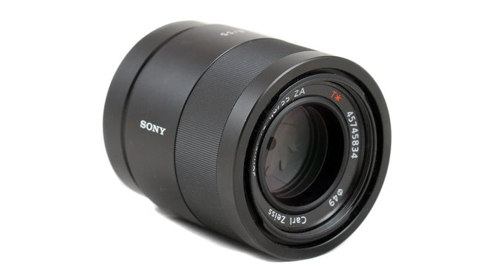 Изображение объектива Sony FE Carl Zeiss Sonnar T* 55mm F1.8 ZA для портретной съемки