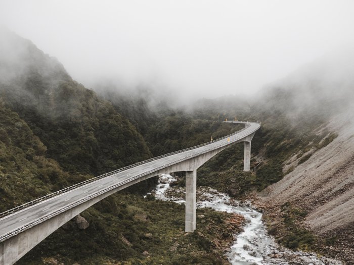 фотография дороги через горы и туман показывает, как использовать ведущие линии фотографии