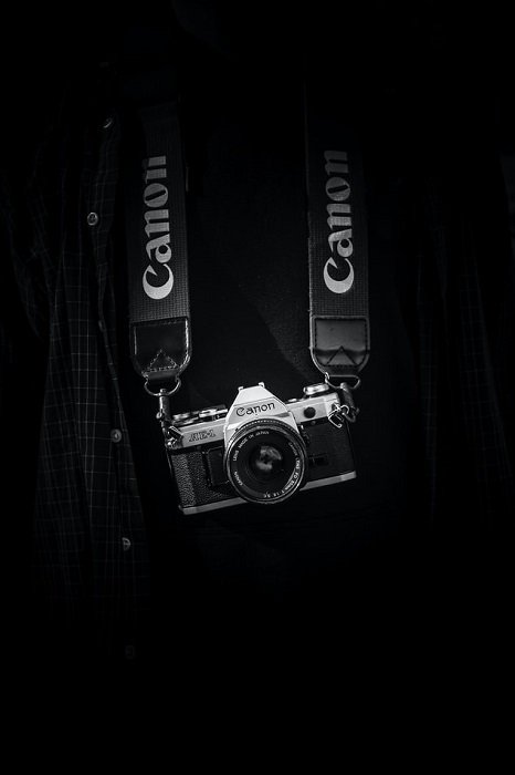 Canon AE-1 на черном фоне