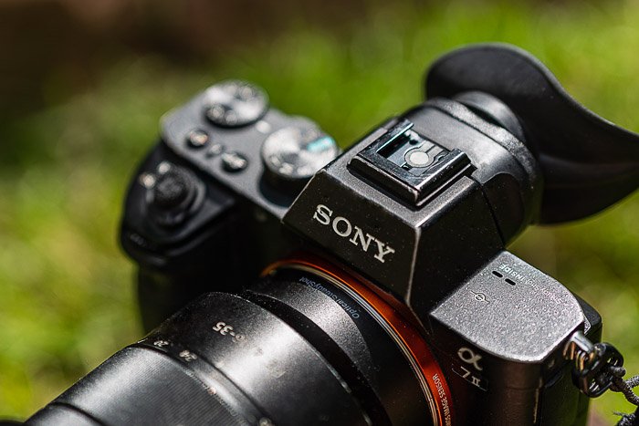 Корпус камеры Sony a7 II сверху с объективом 24-240 мм