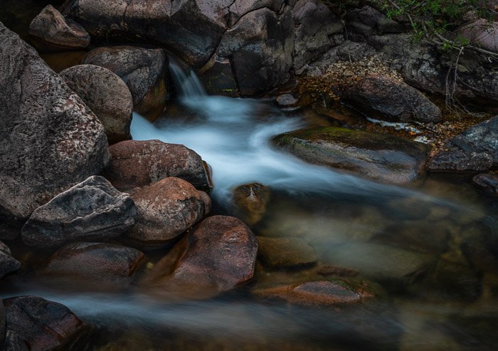 Изображение мутной текущей воды, чтобы показать нежелательные настройки камеры для пейзажной фотографии