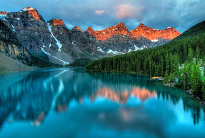 Фотография гор и озера на закате, демонстрирующая настройки ландшафтной фотографии с использованием техники HDR