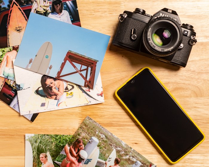 Плоское изображение стопки фотографий, телефона и камеры